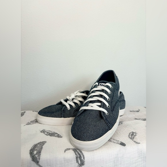 KEDS NWOT BLUE/WHITE PRINTED WOMENS SNEAKERS SIZE W10 - Picture 2 of 4